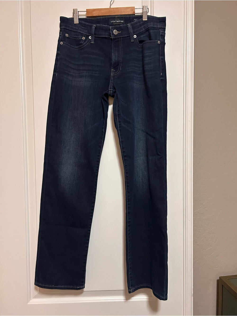 🍀🍀NWOT🍀🍀Lucky Brand Dark Blue Denim Straight Leg Jeans🍀🍀